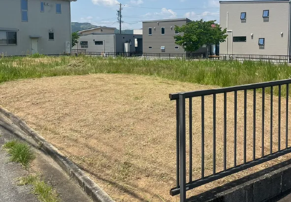 住宅の更地・整地された草刈り後の広い敷地