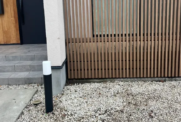 すっきりと剪定され、足元に砂利が敷かれた庭木