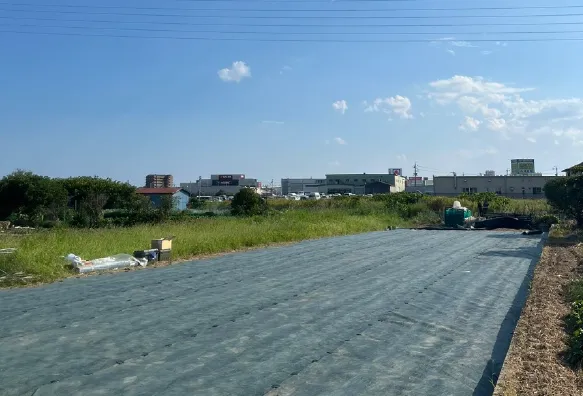 一面に防草シートが施工された綺麗で平らな敷地